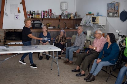 Rogelia Gómez, la presidenta de la Asociación de Vecinos Afectados por los Tóxicos de Coria del Río, juntos con otros miembros de la organización, muestra los informes técnicos, de salud y judiciales de los últimos siete años.