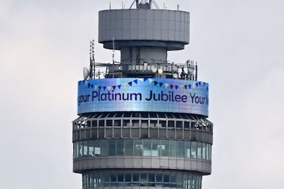 La ciudad de Londres está volcada con la celebración del Jubileo de Platino de Isabel II, y así lo reflejan algunos de sus monumentos y edificios. En la imagen, un mensaje celebra la efeméride en lo alto de la torre BT.