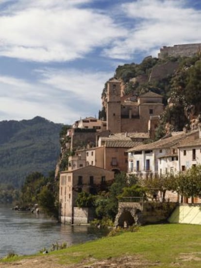 Miravet, a orillas del Ebro, con el castillo templario en la cima del monte.