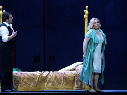 El tenor Jorge de León y la soprano Saioa Hernández, durante el tercer acto de ‘La Dolores’, el viernes en el Teatro de la Zarzuela, en Madrid.