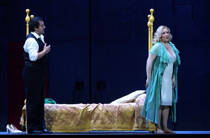 El tenor Jorge de León y la soprano Saioa Hernández, durante el tercer acto de ‘La Dolores’, el viernes en el Teatro de la Zarzuela, en Madrid.