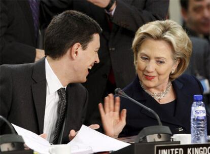 La secretaria de Estado de EE UU, Hillary Clinton, habla con el ministro de Exteriores británico, David Miliband.
