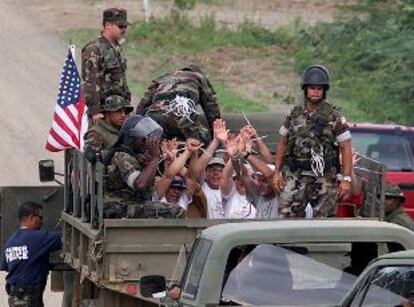 Varios manifestantes contra la base militar de Campo García, detenidos el sábado por los <i>marines</i>.