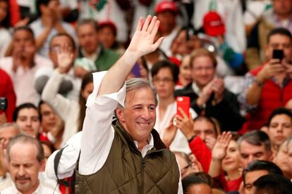 José Antonio Meade saluda a los militantes del PRI.