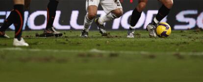 un jugador del Valencia conduce el balón en el Bernabéu el pasado diciembre.