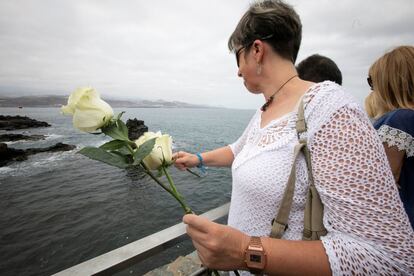 Familiares y allegados arrojan varias rosas al agua, durante la ofrenda floral en homenaje a las víctimas del accidente aéreo del vuelo JK5022 de Spanair, al cumplirse el 10º aniversario del siniestro, esta mañana en el monumento "Luces en el vacío". 