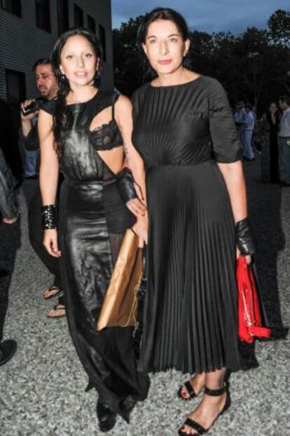 Lady Gaga con su amiga y mentora en el mundo del arte, Marina Abramovic.