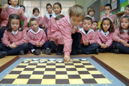 Alumnos del colegio Ludy de Ferrol, durante una clase de ajedrez.