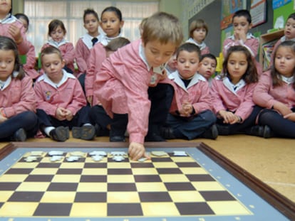 Alumnos del colegio Ludy de Ferrol, durante una clase de ajedrez.