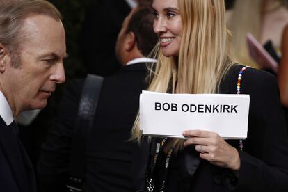 Bob Odenkirk mira una tarjeta con su nombre en la alfombra antes de los premios. Bob Odenkirk fue nominado a Mejor Actor en una Serie de Drama por su papel protagónico en 'Better Call Saul'.