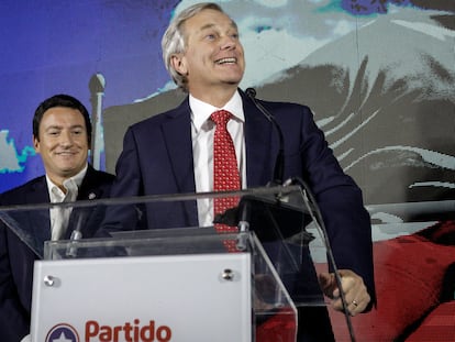 José Antonio Kast celebra con los miembros del Partido Republicano en Santiago de Chile.