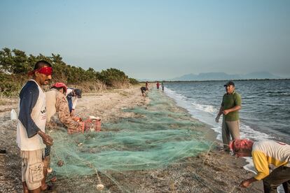 Un grupo de pescadores comunitarios de Álvaro Obregón prepara sus aparejos para una jornada de pesca en la Laguna Superior. 