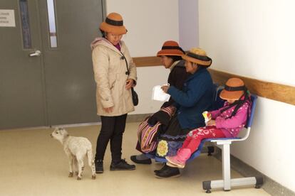 Los ancianos son los más afectados por el reasentamiento de Fuerabamba. En su nuevo pueblo se sienten fuera de lugar. En los primeros meses, muchos se perdían cuando intentaban regresar a su casa, pues todas las calles y todas las viviendas son iguales. Algunos se han construido chozas en las afueras del pueblo para poder cocinar en su fogón de leña y poder tener sus animales de corral.