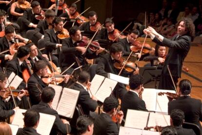 Gustavo Dudamel dirige a la orquesta Simón Bolivar.