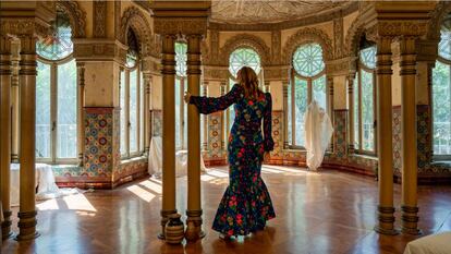 Villanelle en el piso principal de las históricas Casas Ramos, en Barcleona, un delirio orientalista del arquitecto Jaume Torres i Grau, donde Pedro Almodóvar situó la casa de Fernando Fernán Gómez y Rosa María Sardá en 'Todo sobre mi madre'. |