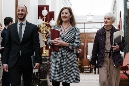 La presidenta del Congreso, Francina Armengol (centro), junto al vicepresidente primero, Alfonso Gómez de Celis, y la secretaria segunda, Isaura Leal, el pasado 11 de febrero en la Cámara baja.