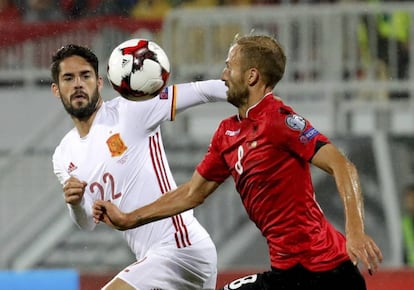 Isco lucha el balón con el centrocampista de Albania Migjen Basha.