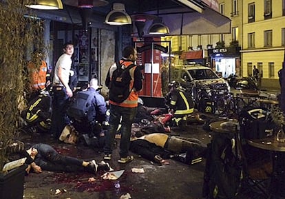 Vítimas dos ataques terroristas em Paris nas proximidades do restaurante A Belle Équipe, em Paris. Na sexta-feira, 13 de novembro, em uma operação coordenada, vários terroristas detonaram explosivos nas proximidades do estádio de Saint-Dennis e atiraram contra cidadãos em restaurantes e na casa de shows Bataclan. Os ataques deixaram 129 mortos e 200 feridos.