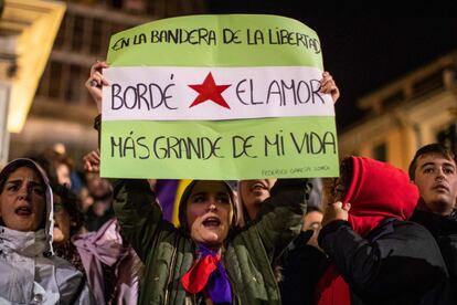 Una manifestante porta una pancarta con un verso de un poema de Lorca.