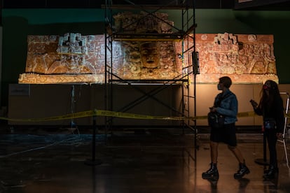 Visitantes del Museo de Antropología e Historia se detienen a observar la restauración del friso de placeres.