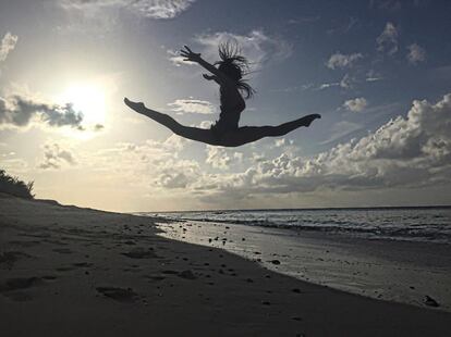 La exgimnasta Almudena Cid está celebrando su sexto aniversario de matrimonio junto al presentador Christian Gálvez. Aunque no han especificado en qué playa fue tomada la fotografía, ambos se encuentran de vacaciones en Miami como ha compartido el conductor de 'Pasapalabra' en su perfil de la red social. "Ha tardado seis años en convencerme para ir a la playa. Tardó dos segundos en conquistarme. ¡Feliz aniversario amor!", escribió Gálvez. 