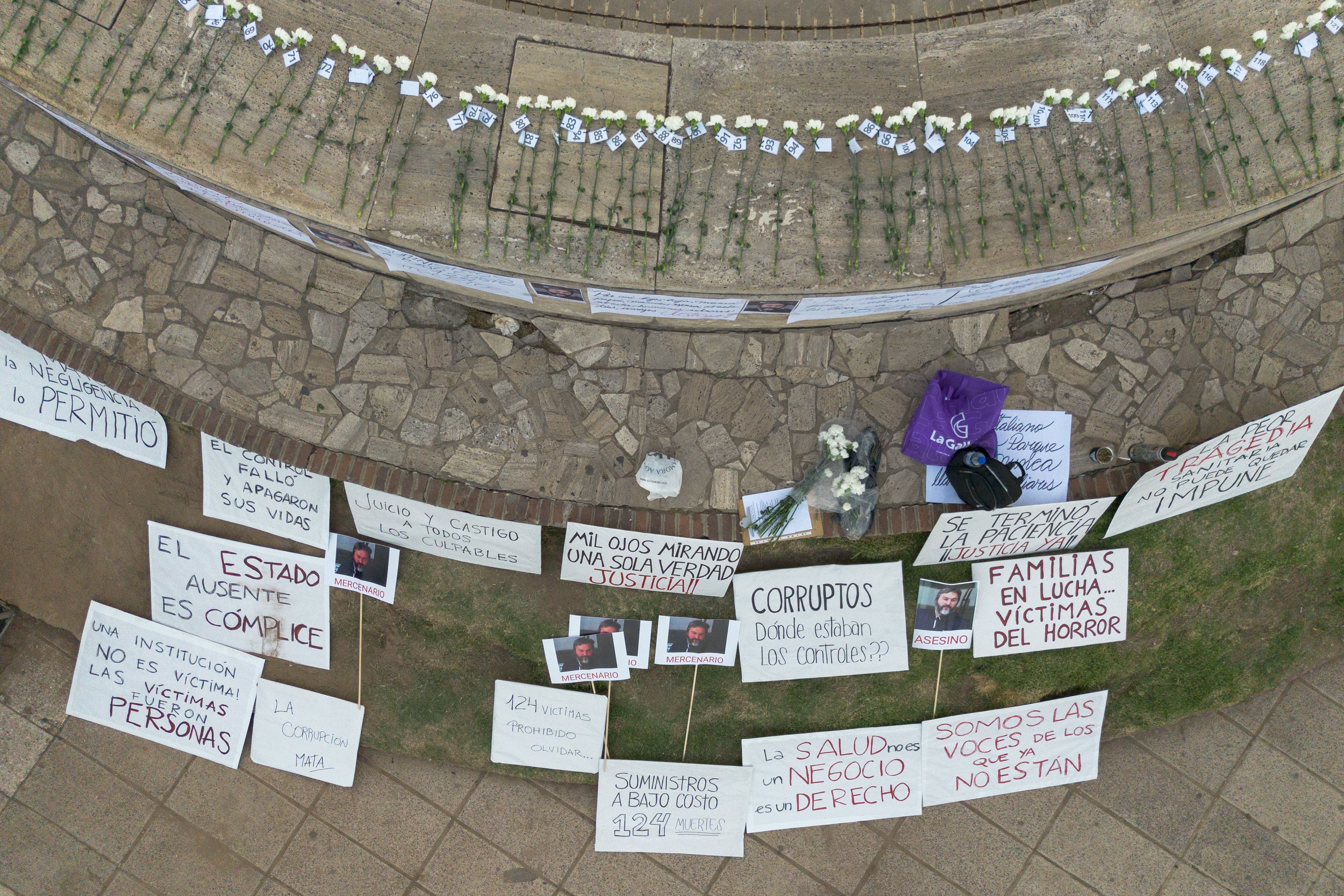 Flores, veladoras y pancartas colocadas en memoria de las víctimas. 
