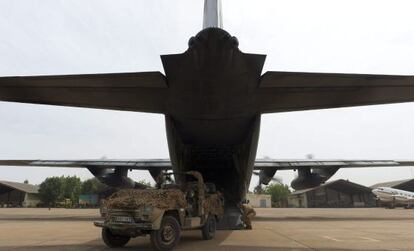 Un avión hércules francés, en la base aérea de Bamako, Malí.