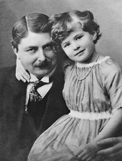 Ingrid Bergman nació en Estocolmo el 29 de agosto de 1915. En esta imagen aparece con unos cinco años junto a su padre Justus Bergman que murió cuando ella era adolescente. Siempre comentaba que decidió ser actriz para combatir su timidez, se sentía mejor cuando era otra persona.