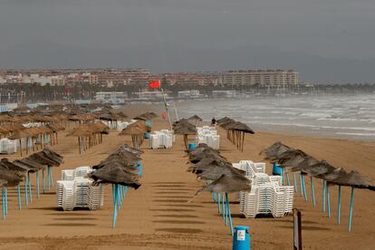 Bandera roja en la playa de la Malvarrosa, este domingo en Valencia. La Agencia Estatal de Meteorología (Aemet) ha decretado el aviso naranja, el segundo nivel en una escala de tres, en la Comunidad Valenciana por las fuertes precipitaciones. 