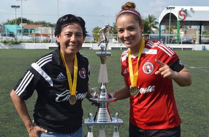 Ibarra junto con Karla Pérez, durante un torneo en 2015.