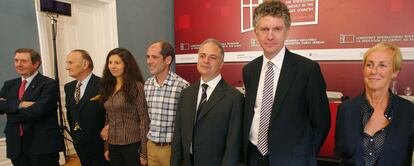 Miguel Lazpiur, Vicente Zaragüeta, Katrine Tantla, Paúl Ríos, Pierre Azan, Jonathan Powell y Txaro Arteaga,   en la presentación de la conferencia de paz en San Sebastián.