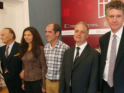 Miguel Lazpiur, Vicente Zaragüeta, Katrine Tantla, Paúl Ríos, Pierre Azan, Jonathan Powell y Txaro Arteaga, en la presentación de la conferencia de paz en San Sebastián.