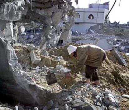 Un palestino rebusca entre los restos de su casa en Deir el-Balah.