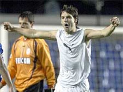 Morientes celebra la victoria del Mónaco sobre el Chelsea, el miércoles, en Londres.