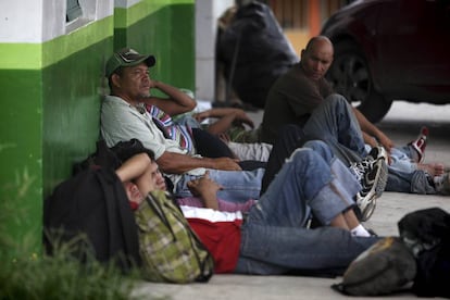Migrantes centroamericanos esperan en Chiapas el tren que los llevar&aacute; al norte de M&eacute;xico.