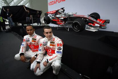 Lewis Hamilton, junto a Fernando Alonso, en la presentación de la escudería McLaren-Mercedes en Valencia en enero de 2007.