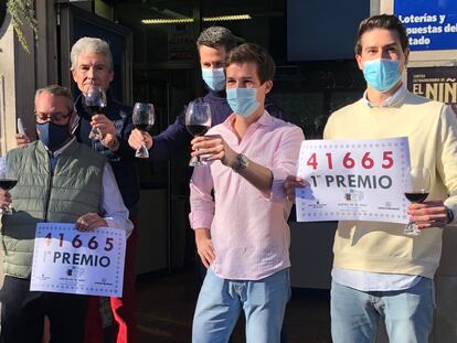 Cinco personas brindan delante de la administración número 6 de Logroño, que ha repartido el primer premio de la Lotería del Niño, este jueves.