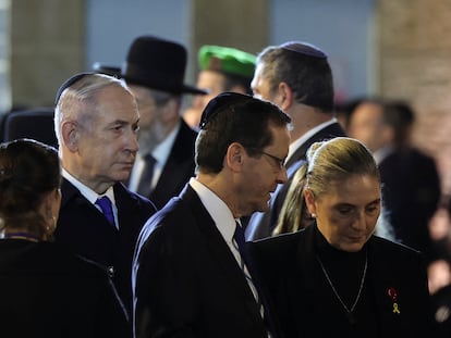 El primer ministro israelí, Benjamín Netanyahu (izquierda), en una ceremonia en Jerusalén por el Día del Recuerdo del Holocausto, este domingo.