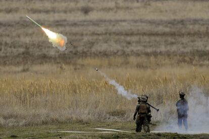 Miembros de los marines de Estados Unidos lanzan un misil del tipo stinger tierra-aire en la costa del Mar Negro en Rumanía.