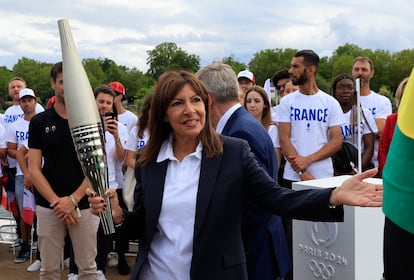 La alcaldesa de París, Anne Hidalgo, en el desfile de la antorcha olímpica este 25 de julio de 2023, en la capital francesa.
