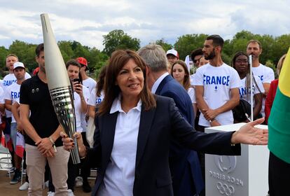 La alcaldesa de París, Anne Hidalgo, en el desfile de la antorcha olímpica este 25 de julio de 2023, en la capital francesa.