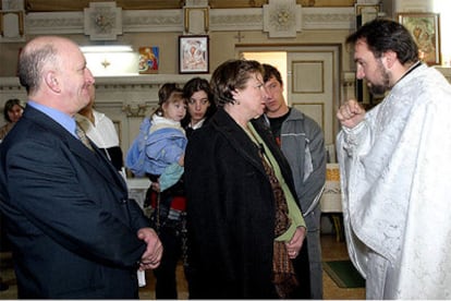 La senadora rumana Norica Nicolai visita a sus compatriotas en Alcalá de Henares.