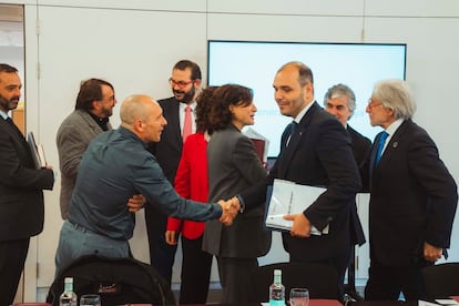 El consejero Albert Dalmau saluda al representante de CC OO tras la reunión con las patronales, sindicatos y entidades municipalistas.