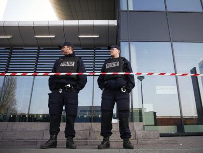 Agentes de policía, ante un instituto en Leiden.