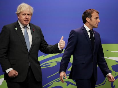 Boris Johnson y Emmanuel Macron, en la COP26, el lunes en Glasgow.