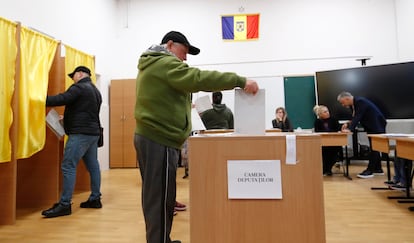 Un hombre deposita su voto en un colegio electoral en la localidad rumana de Mogosoaia, el 1 de diciembre de 2024.