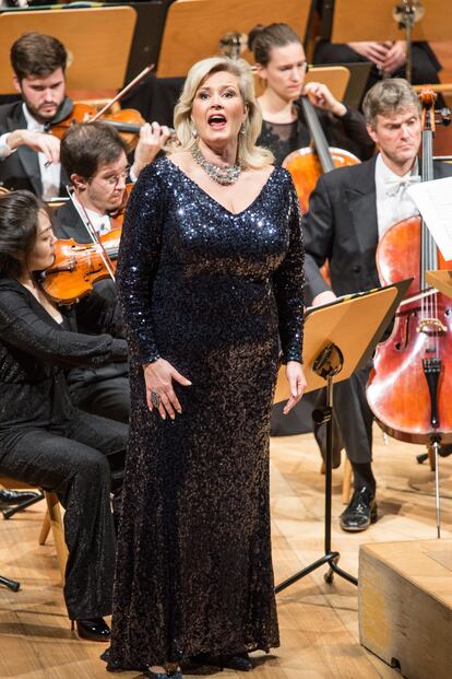 La soprano Camilla Nylund durante su actuación, este miércoles en Zaragoza.