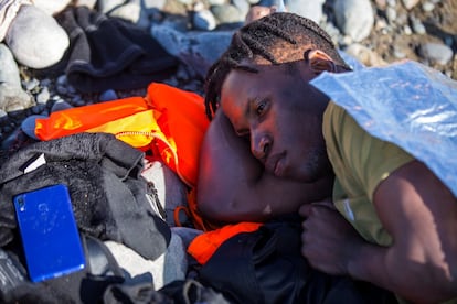 Un migrante descansa después de llegar en un bote a la playa de Águila en la isla de Gran Canaria. Según ha informado la Cruz Roja, quien peor está es uno de los bebés, que ha sido evacuado con vómitos y fiebre al Hospital Materno-Infantil de Las Palmas de Gran Canaria.