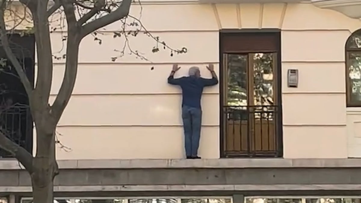 The ‘Spiderman’ of Princesa Street: a man forgets his keys and enters his apartment in Madrid by climbing the facade | Madrid News The ‘Spiderman’ of Princesa Street: a man forgets his keys and enters his apartment in Madrid by climbing the facade | Madrid News
