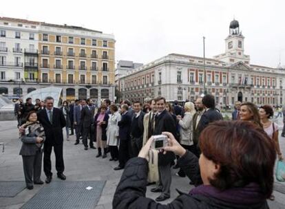 Alberto Ruiz-Gallardón se fotografía con una viandante durante su visita a las obras de la Puerta del Sol.
